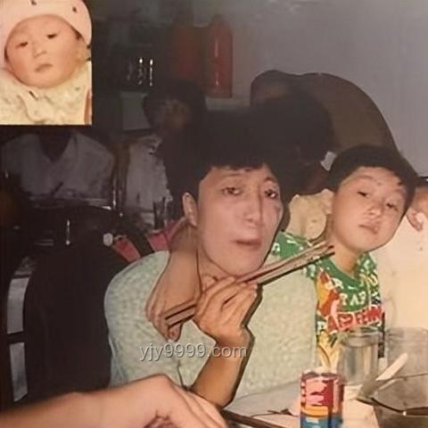 “站在一起”的力量：对比分析青少年抑郁症视角下教师支持与孤立的影响